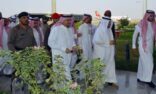 بالصور.. فيصل بن مشعل يتجول بمطار القصيم ويلتقي مسؤوليه وعددا من المسافرين