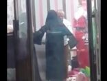 فيديو لخيّاط نسائي يأخذ مقاسات فتاة بمكة يثير استياء بالغاً ويدفع “الهيئة” لضبطه