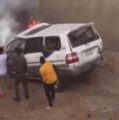 بالفيديو..مواطن ورجل أمن يخاطران بحياتهما لإنقاذ قائد سيارة… إثر اشتعال سيارته بعد سقوطها من أعلى جسر