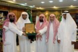 بالصور.. السديس يكرِّم الشيخ الدوسري ويُهنئه باختياره لإمامة المصلين بالحرم