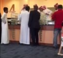 بالفيديو.. عراك بالأيدي بين مراجع وموظف استقبال في مستشفى المملكة