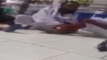 بالفيديو.. برُّ شاب معتمر بوالديه المسنين داخل الحرم بعد أن أعياهما التعب
