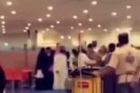 مواطنون يُجرِّدون شابًا من ملابسه بسوق شهير بالرياض (فيديو)