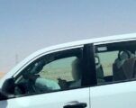 العريفي يصور شاباً يقود سيارته برجليه وسرعته 140 كم.. ويدعو له: الله يهديه (صورة)