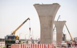 بالصور.. صب الأعمدة الخرسانية في الجزء الغربي من المسار الثالث بمشروع “قطار الرياض”