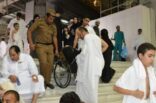 صور تظهر تفاني رجال الأمن في خدمة المعتمرين وزوار الحرم