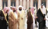 بالفيديو والصور.. أمير قطر يقيم مأدبة إفطار لـ”العريفي” و”العمر” و”القرني”