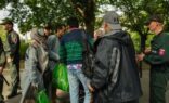 بالفيديو.. متطرفون يهاجمون أسرة سعودية ويقذفونها بالعلب في سلوفاكيا.. والشرطة تتدخل لحمايتها