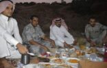 بالصور.. مواطنون يشاركون الجنود المرابطين على الحدود الجنوبية وجبة الإفطار