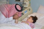 بالصور.. فيصل بن سلمان يزور الطفلة “بانة” التي فقدت عائلتها في حادث مروري