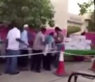 بالفيديو.. عائلة سعودية تقدم إفطاراً لمئات الصائمين بالرياض