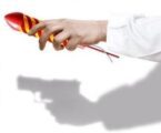 “التجارة”: مكافأة 5 آلاف ريال لمن يبلغ عن مستودعات الجملة للألعاب النارية