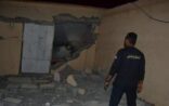 قذيفة حوثية تسقط على منزل بالطوال وتصيب مواطناً وزوجته