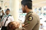 رجل أمن بالحرم ينقذ رضيعةً من الهلاك دهساً تحت أقدام الطائفين (صورة)