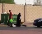 بالفيديو.. مواطن يكشف حيلةً جديدةً لمتسولة لاستدرار عطف الناس.. ومغردون: لعلها صادقة