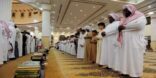 مسن يلفظ أنفاسه وهو يصلي التراويح بالمخواة