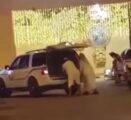 مقطع لرجلين من “الهيئة” يقتادان شاباً من أحد المولات يثير ردود فعل واسعة على “تويتر” (فيديو)