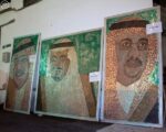 بالصور..سعودي يستعد لدخول “جينيس” عبر رسم أكبر لوحة باستخدام العملات المعدنية