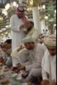 فيديو لمواطن يطعم مقيماً معاقاً بالحرم النبوي يحوز إعجاب المغردين