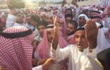 بالصور.. بكاء حار لوالد الشهيد المالكي لدى تشييع جثمانه.. والأمير بن جلوى يلبّي رجاءً له بـ “أبشر”