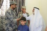 مولود جديد لأول شهيد بـ “عاصفة الحزم”.. وقائد حرس الحدود يقدم التهنئة والهدايا(صور)
