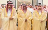 بالفيديو والصور.. خادم الحرمين يؤدي صلاة الميت على أمير “الحدود الشمالية” بالحرم المكي