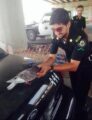 بالصورة.. حمامة تشرب من يد رجل أمن سعودي في اطمئنان.. وزميله يتابع الموقف مبتسماً
