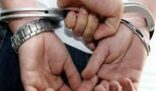 ضابط بشرطة مكة يمسك بلصين سرقا امرأة