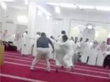 بالفيديو.. مصلون يعتدون بالضرب على أحد الأشخاص ويطرحونه أرضاً لترديده عبارة “أنا المهدي”