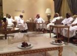 مواطن يستضيف معتمرين عمانيين على مائدة إفطاره ويتكفل بإيصالهم لمكة بعد تعطل حافلتهم (صور)