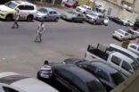 بالفيديو.. وافد ينجو من احتيال آسيويين لسرقته لدى خروجه من بنك بمكة