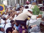 توزيع وجبات بصورة عشوائية بالحرم المكي يسبب تدافعاً بين المعتمرين والزوار
