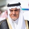 بالصور…الامير تركي الفيصل تتملكه مشاعر الحزن على فراق شقيقه