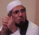 سائق تاكسي يخطف شماغ الشيخ العودة وطاقيته بعد فصاله معه في “الأجرة” (فيديو)