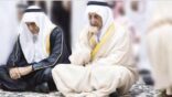 صورة تفيض حزناً تجمع الأميرين خالد وتركي الفيصل قُبيل صلاتهما على شقيقهما الفقيد