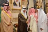 بالصور.. خالد الفيصل يستقبل بمنزله الأمير مقرن والمعزّين من أمراء ومسؤولين ومواطنين ووفود دول