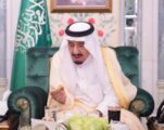 بالصور.. خادم الحرمين يقدم “التمر” لضيوفه عند الإفطار‬