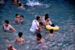 بالصور.. عين بالأحساء تتحول ملاذاً للمواطنين هرباً من حرارة الجو