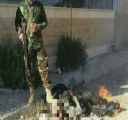 مقاتل من “حزب الله” يلتقط صورة فوق جثة محروقة ثم يلقى حتفه بعدها بلحظات