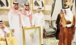 خالد الفيصل يهدي أبناء أخيه الراحل سعود بورتريه مرسوم لوالدهم