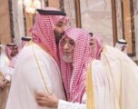 محمد بن سلمان مقبلاً رأس الشيخ صالح بن حميد إمام الحرم المكيّ (صورة)