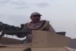 بالفيديو.. رقيب بالحد الجنوبي يعايد خادم الحرمين بقصيدة حماسية من على دبابته