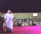 بالفيديو .. لحظة سقوط “أبو جفين” مغشياً عليه في حفل زفاف بخميس مشيط