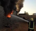 شاهد..مدني بريدة يكافح حريقا في مستودع أخشاب