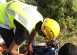 مدني أبها: إنقاذ طفلة سقطت من علو منحدر صخري