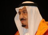 بالفيديو.. الملك سلمان يُحيي مواطناً من سيارته خلال إجازته الخاصة.. والمواطن: “عاش سلمان مليكنا”