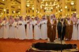 بالصور.. فيصل بن بندر يتقدم المصلين على جنازة الأميرة مشاعل بنت عبدالمحسن