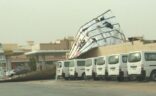 بالصور.. الرياح تقتلع سقفاً حديدياً لسكن عمال في الرياض