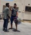 بالفيديو.. شاب بحريني يصفع عاملاً وافداً بقسوة.. ووزير الخارجية معلقاً: “حقير.. اللهم خذ بحقه منه”