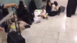 “الطيران المدني” تأسف لركاب أجبرتهم إدارة مطار ينبع على الجلوس في الأرض.. (فيديو)